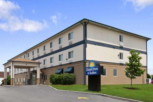 . Days Inn & Suites by Wyndham Romeoville