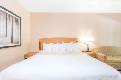 Days Inn by Wyndham Duluth Lakewalk - image 3