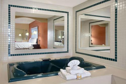 Days Inn by Wyndham Longview South - image 2