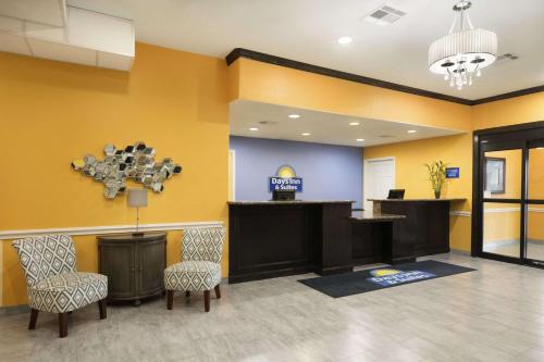 Days Inn & Suites by Wyndham Galveston West/Seawall