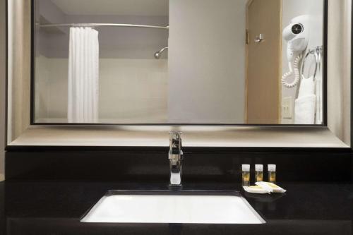 Days Inn by Wyndham Lacey Olympia Area - image 2