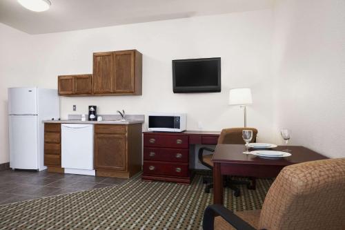 Days Inn & Suites by Wyndham Columbus NE