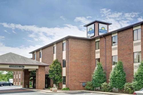 . Days Inn & Suites by Wyndham Hickory