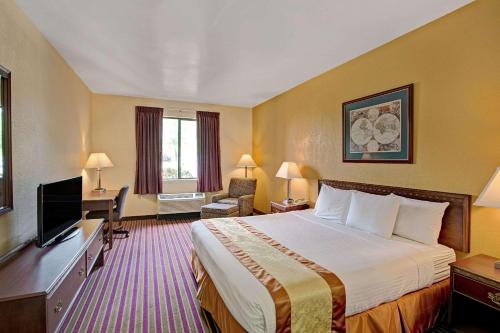Days Inn & Suites by Wyndham Hickory in Hickory, USA