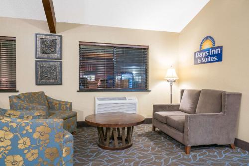 Days Inn & Suites by Wyndham Baxter Brainerd Area - main image
