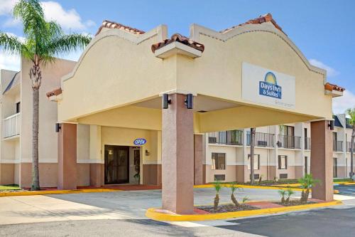 Days Inn & Suites by Wyndham Tampa near Ybor City - image 3