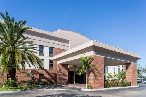 . Days Inn & Suites by Wyndham Fort Myers Near JetBlue Park