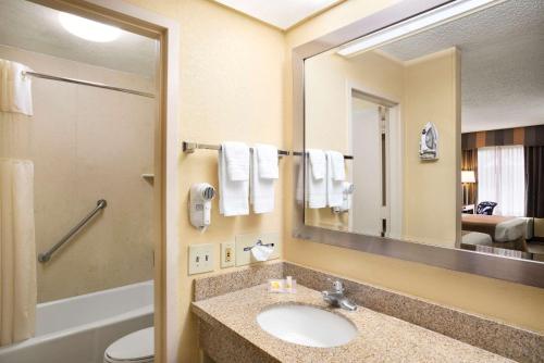 Days Inn by Wyndham Jacksonville Airport - image 8