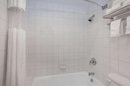 Days Inn by Wyndham Woodbury Long Island in Woodbury, USA