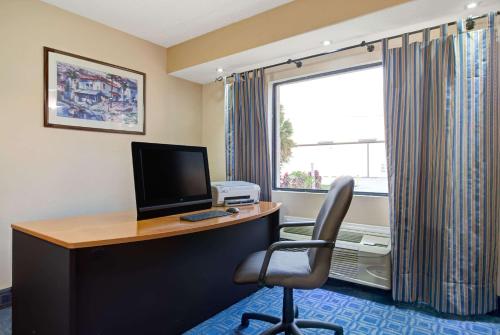 Days Inn & Suites by Wyndham Tampa - Ybor City