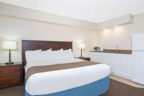 Days Inn & Suites by Wyndham Baxter Brainerd Area in Baxter, USA