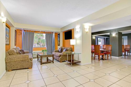 Days Inn & Suites by Wyndham Tampa - Ybor City