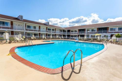 Days Inn & Suites by Wyndham Roseville/Detroit Area