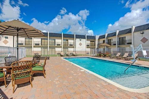 Days Inn & Suites by Wyndham Tampa - Ybor City