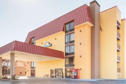 Days Inn & Suites by Wyndham Pigeon Forge