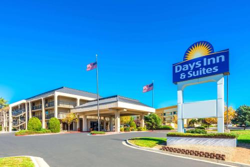 . Days Inn & Suites by Wyndham Albuquerque North