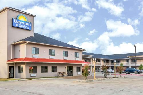 Days Inn & Suites by Wyndham Madisonville