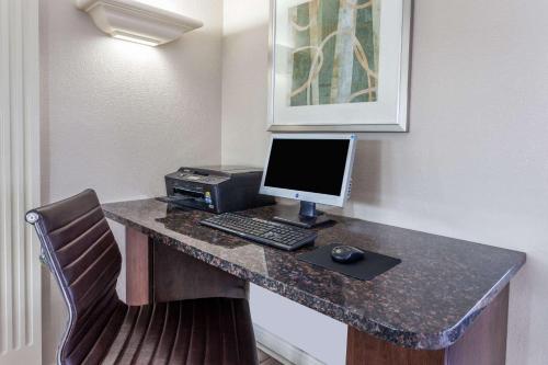Days Inn & Suites by Wyndham Roseville/Detroit Area in Roseville, USA