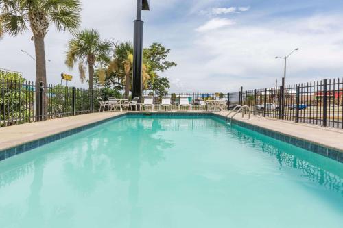 Days Inn by Wyndham Biloxi Beach