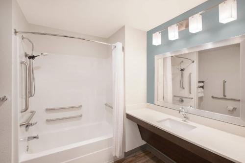 Woodspring Suites West Monroe - 샤워실