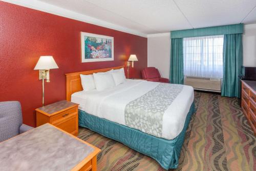 Days Inn & Suites by Wyndham Arlington Heights