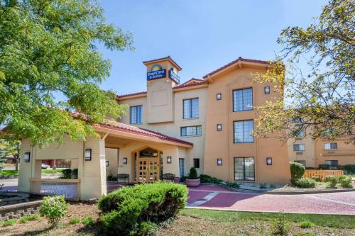 Days Inn & Suites by Wyndham Arlington Heights - Hotel