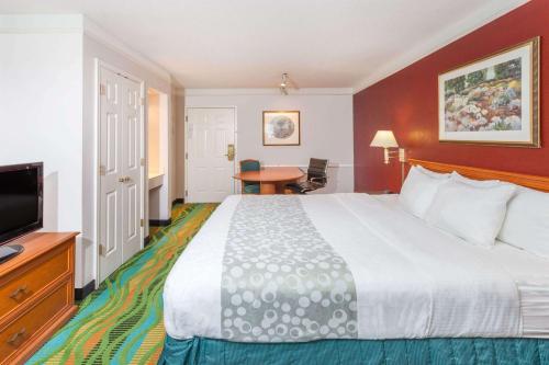 Days Inn & Suites by Wyndham Arlington Heights - image 4