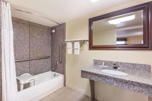 Days Inn & Suites by Wyndham Warner Robins Near Robins AFB in Warner Robins, USA