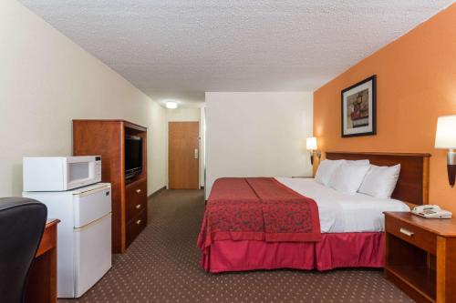 Days Inn & Suites by Wyndham Bloomington/Normal IL