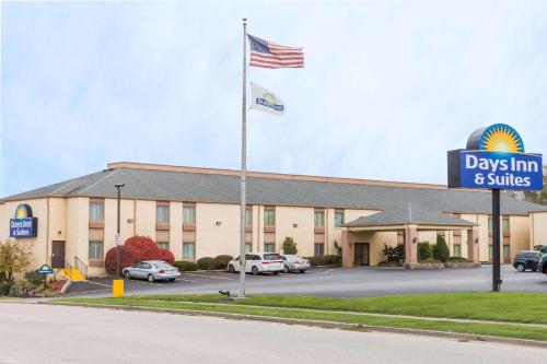 Days Inn & Suites by Wyndham Bloomington/Normal IL