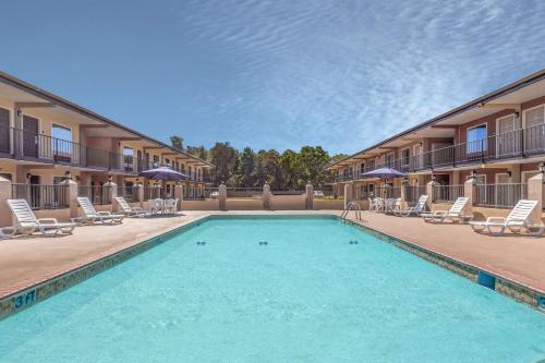 Days Inn by Wyndham Lavonia - image 9