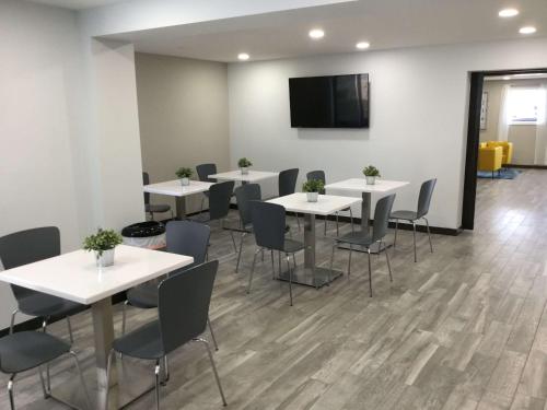 Days Inn & Suites by Wyndham Cincinnati North