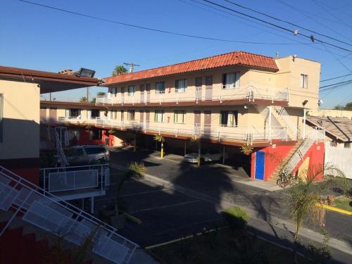 Long Beach Motel Located in Long Beach, Long Beach Motel is a perfect starting point from which to explore Los Angeles (CA). The property has everything you need for a comfortable stay. Service-minded staff will welco