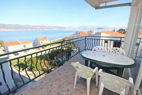 Apartments by the sea Slatine Ciovo - 9433 - image 3