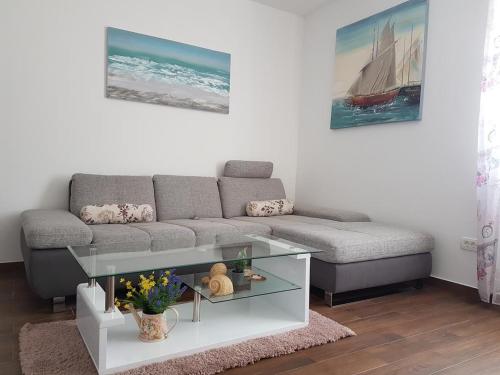 Apartments by the sea Kastel Kambelovac Kastela - 13349 Kaštela