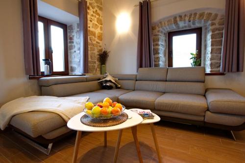 Apartments with a parking space Jelsa Hvar - 8713 - image 2