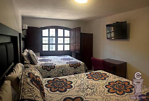 Hotel Casa Cantera Located in Centro, Hotel Casa Cantera is a perfect starting point from which to explore Leon. The property offers a wide range of amenities and perks to ensure you have a great time. To be found at th