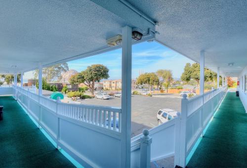 Exterior view, Morro Bay Sandpiper Inn in Morro Bay (CA)