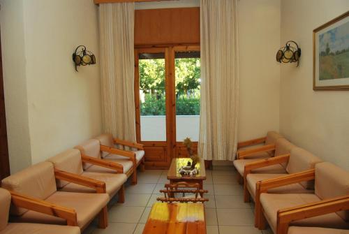 Shared lounge/TV area, Yannis Hotel in Kavala