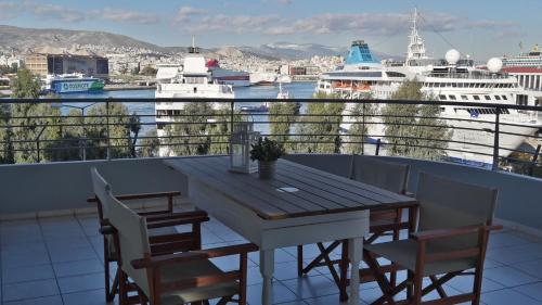 . Chic style 2 bedroom apartment, great views of Piraeus cruise port