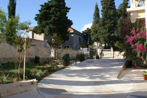 Apartments and rooms with parking space Sumartin Brac - 757