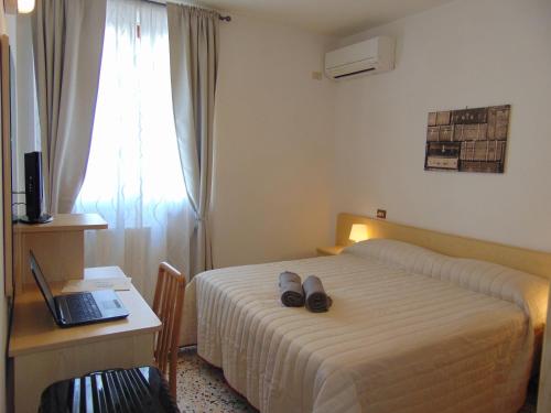 2 twin beds