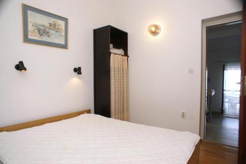 Apartments by the sea Nemira, Omis - 4277
