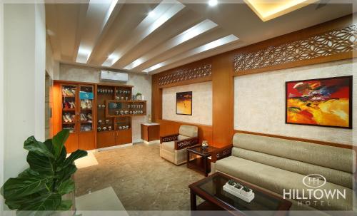 ห้องส่วนกลางสำหรับนั่งเล่น/ดูทีวี, Kgees - Hill Town Hotel in ไอดุกกี