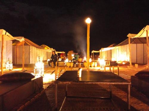 Merzouga Luxury Bivouac – khách sạn tại Takojt