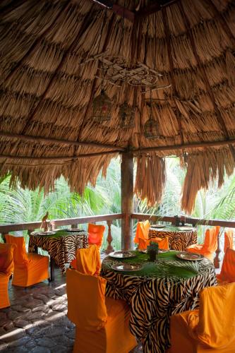 Restaurante, ABEZZA Resort And Adventure Spa in Maskall Village