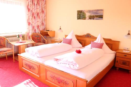 1 king bed, 1 twin bed