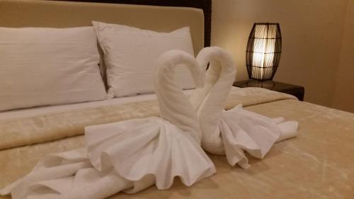 1 king bed, 2 twin beds