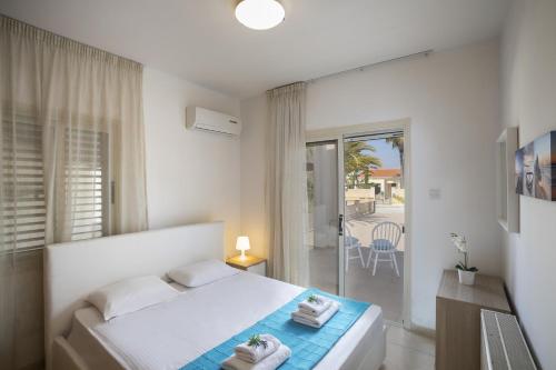 Meneou Beachfront Villa - image 14