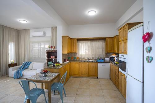 Meneou Beachfront Villa - image 8